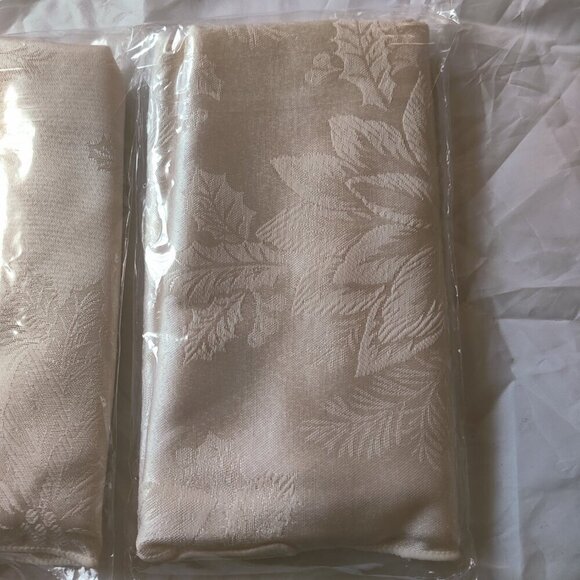 Dinner napkins in Ivory color Poinsetta Bloom design.4 per package.CottonPoly - Picture 1 of 4